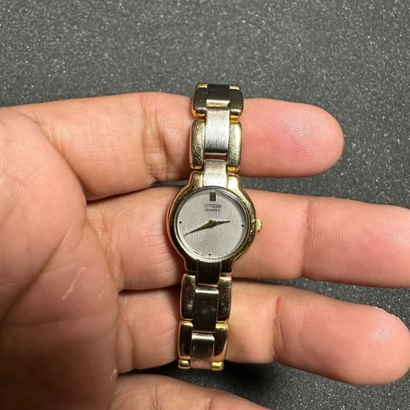 Vintage Citizen Womens Quartz Analog Watch Gold/Silver Tone 5920-S76248 Working - Picture 3 of 6